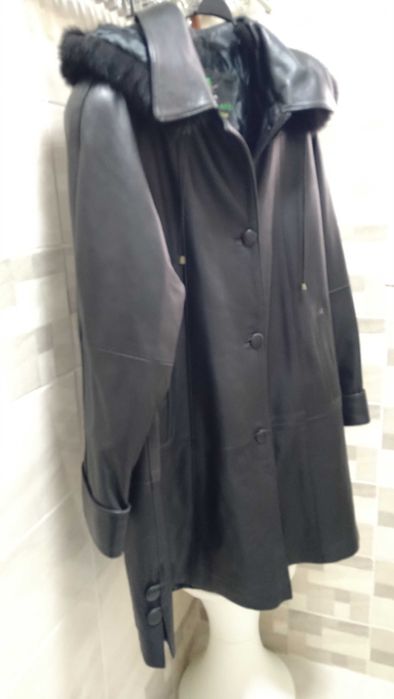 Дамско  манто от естествена кожа с качулка от естествен косъм.