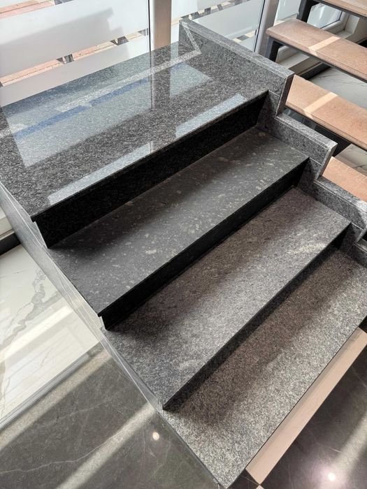 Granit gri antracit pentru scari exterioare