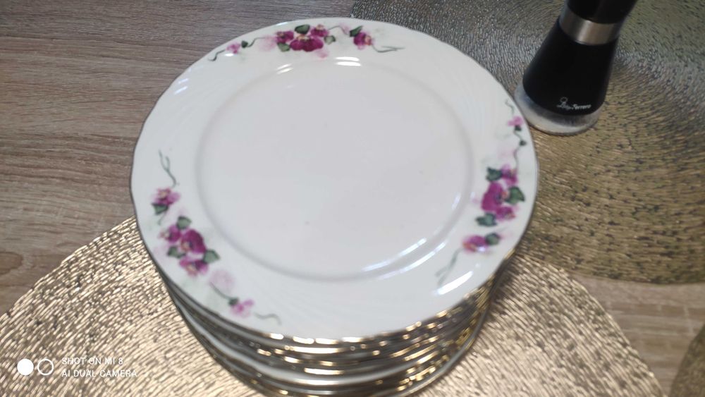 12 бр. Порцеланови Чинии със Златен Кант