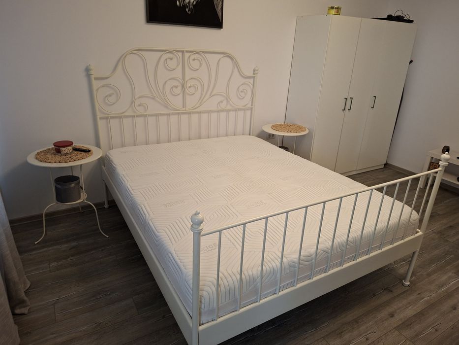 Vând pat IKEA LEIRVIK, dimensiune 160x200 cm, cu somiera , saltea  si doua masute