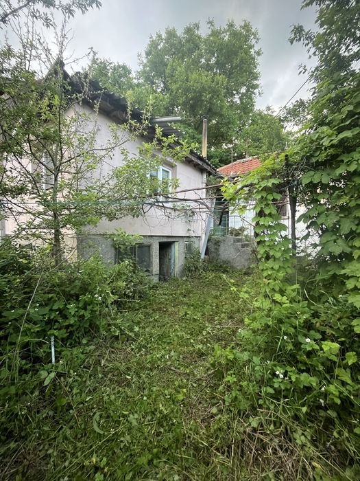 Слънчев парцел със стара къща !