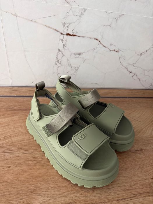 Обувки Crocs, UGG, Michael Kors и Tommy Hilfiger.