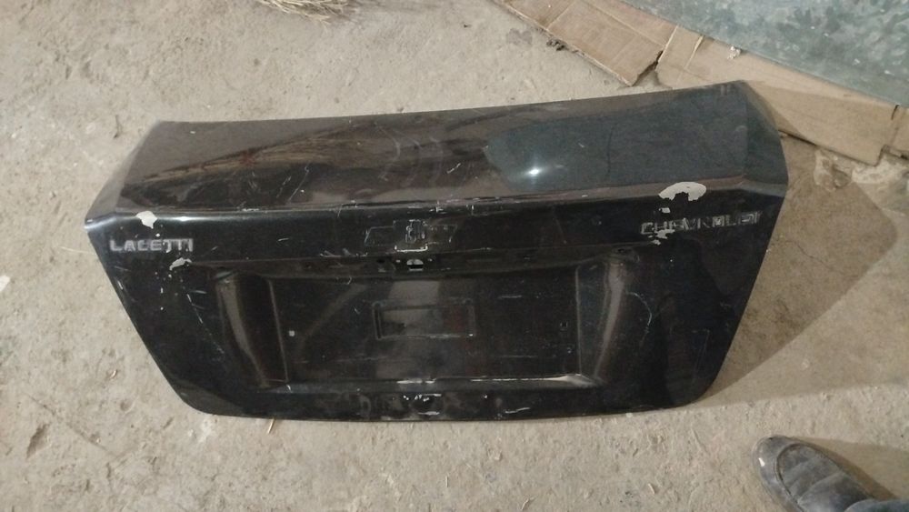 Lasetti orqa bagaj sotiladi