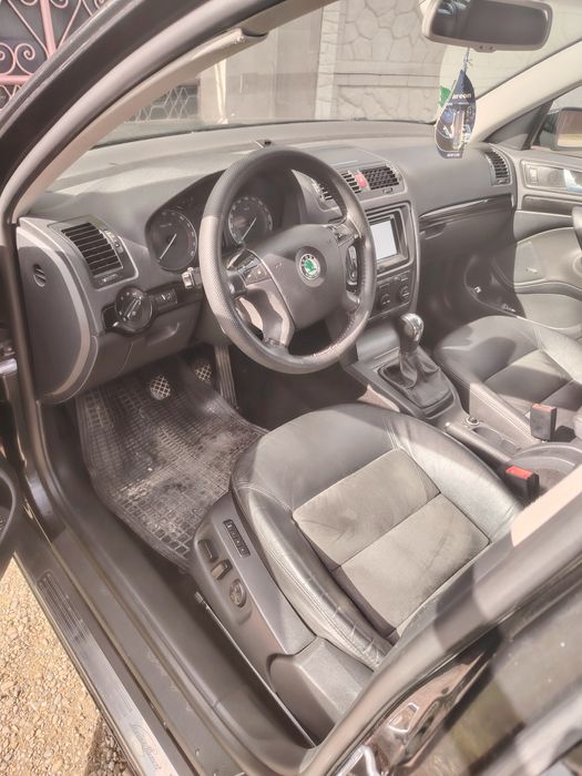 Vind scoda Octavia 2 lauriclement în stare foarte buna