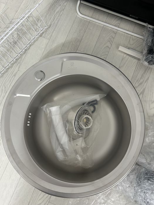 Новая раковина с сифоном