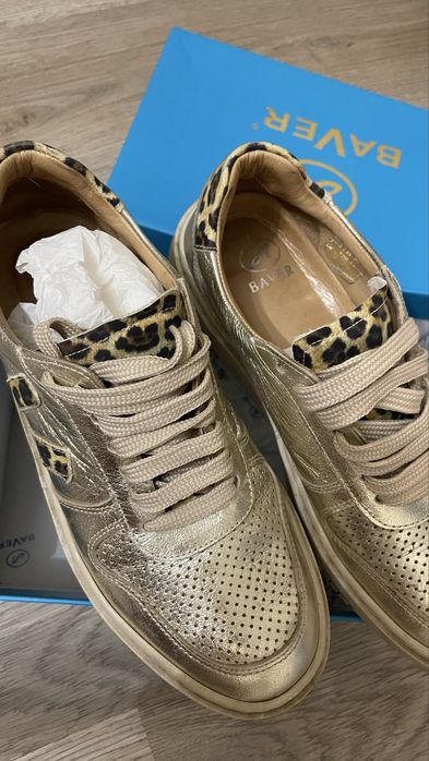 Женские кроссовки