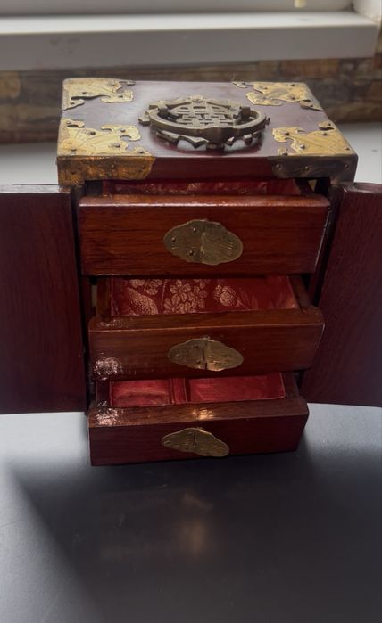 Дървена кутийка за бижута