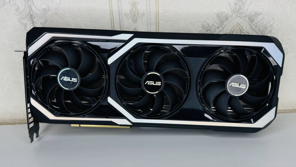 Asus RTX 3070 Megalodon