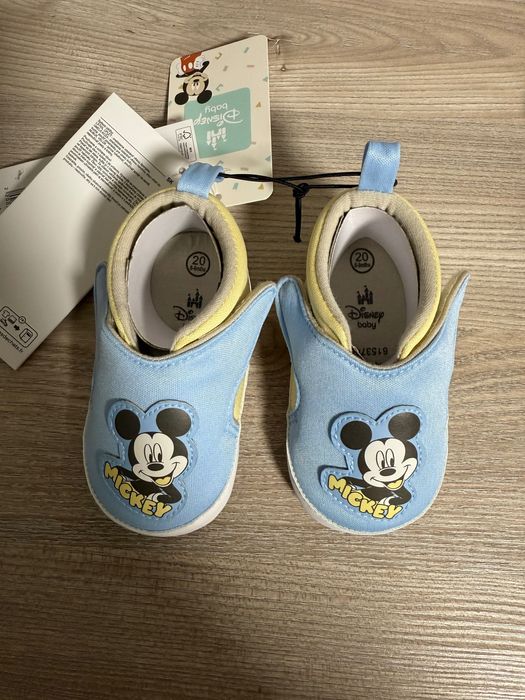 ПОДАРЯВАМ чисто нови бебешки обувки