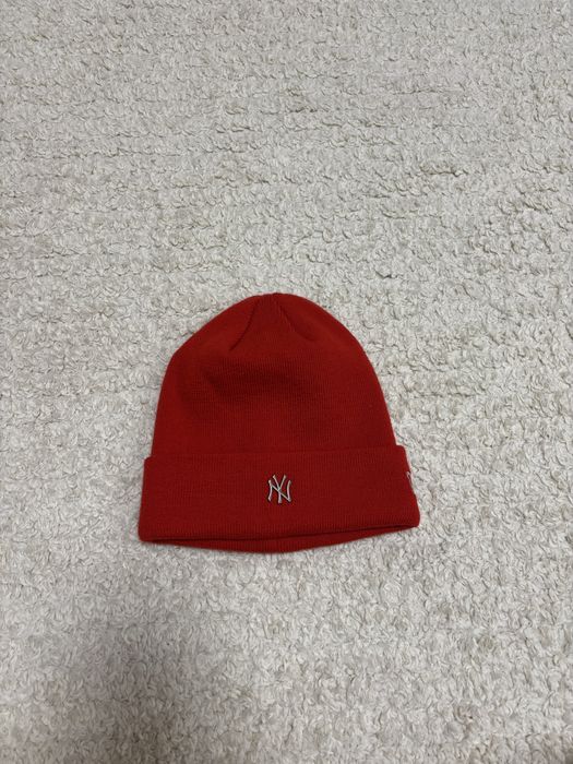 Зимна шапка NEW ERA червена