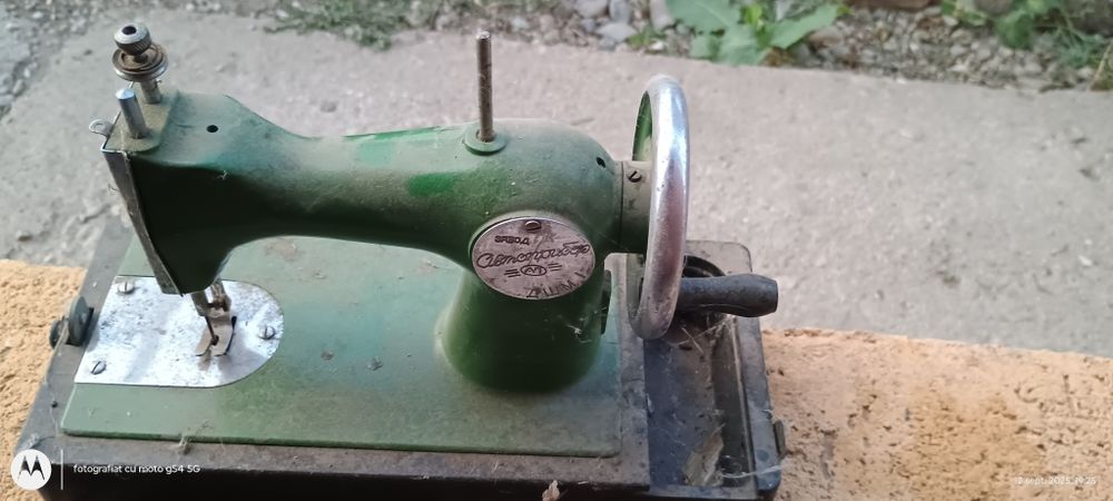 Vând mașina de cusut foarte veche
