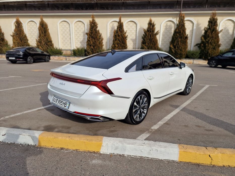 Kia k8 premium sedan 3.5 l sotiladi