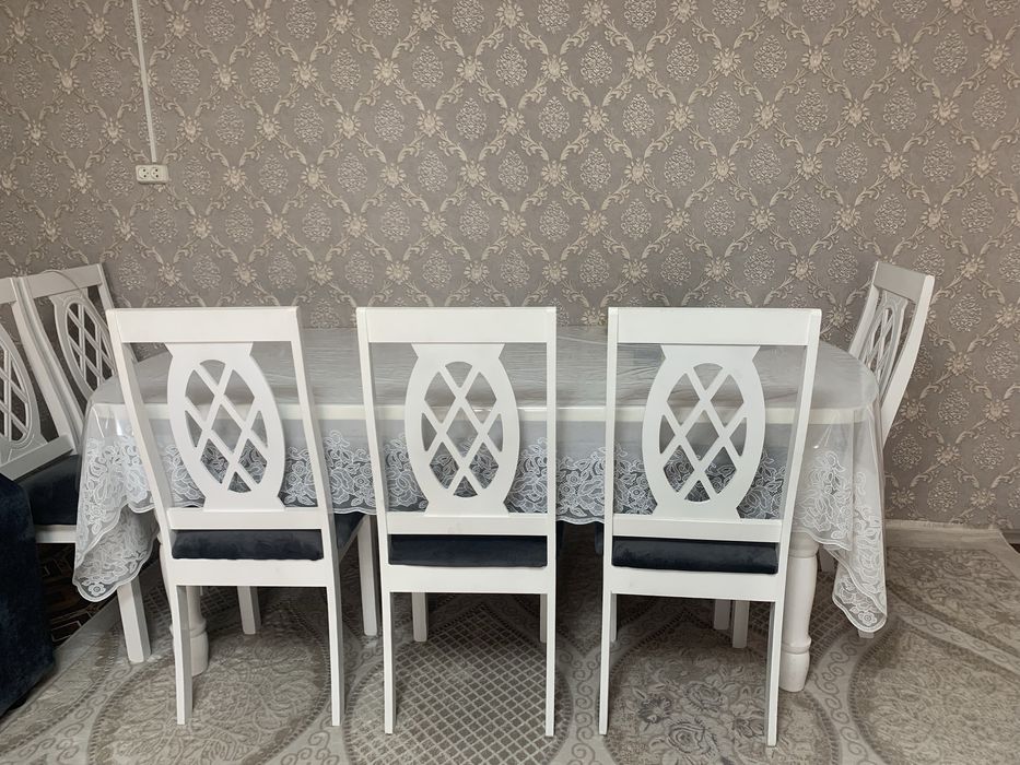 Стол в гостиную или кухню