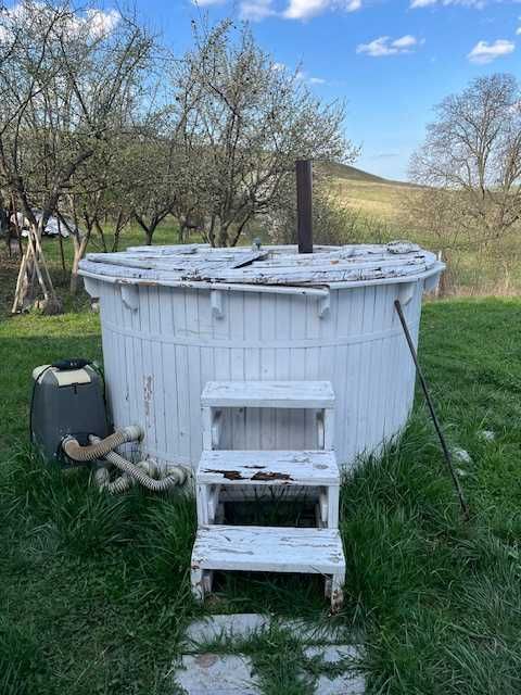 Ciubar din lemn capacitate 6-8 persoane +  soba