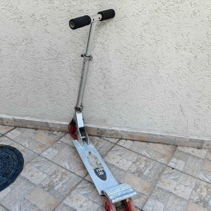 Тротинетка със светещи гуми