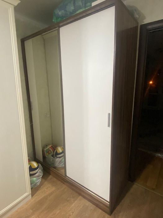 Шкаф-купе с зеркалом