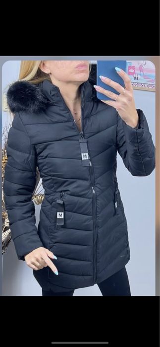 Дамско дълго яке черно с качулка и пух