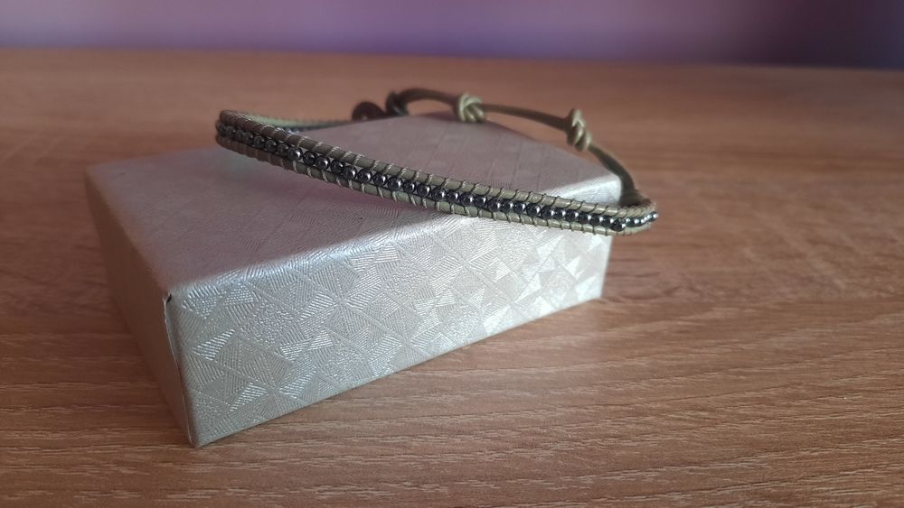 Сива кожена гривна с мъниста