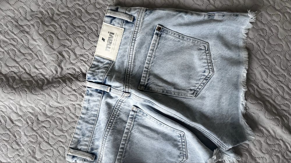 Къси панталони levis , mavi и дълъг велурен Зара
