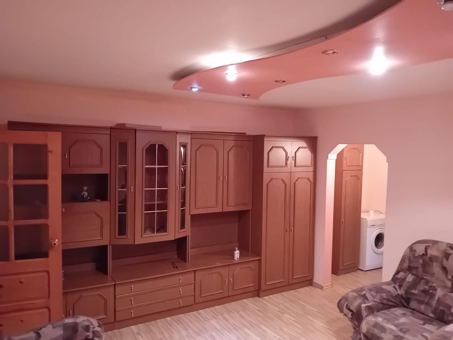 Închiriez apartament-1200lei