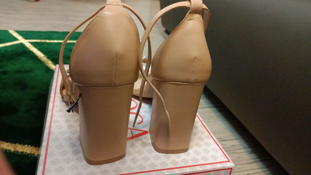 Sandale crem cu toc, model deosebit, noi, marimea 39