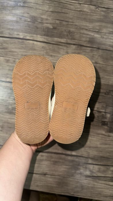 Продам детские кроссовки