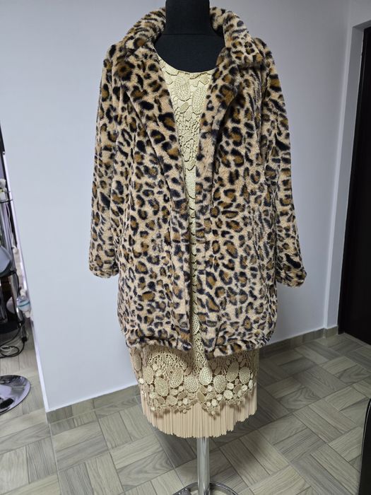 Rochie din dantela brodata cu strasuri, pliseuri în partea de jos