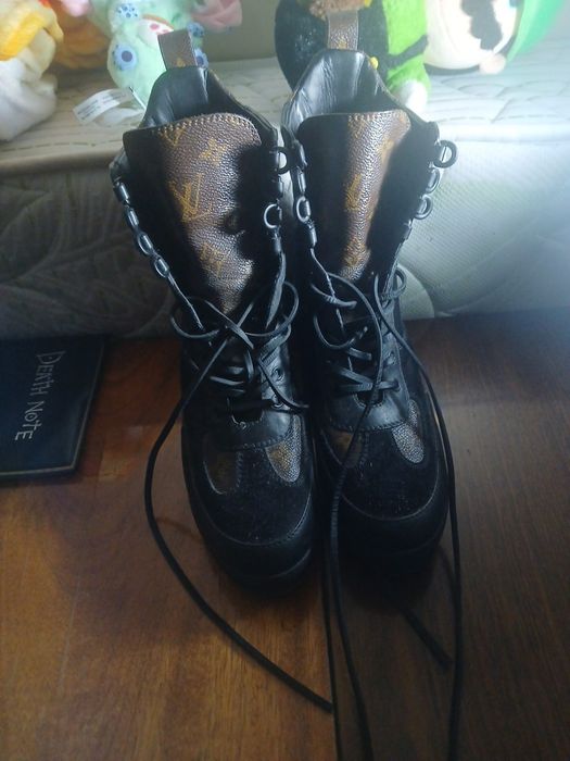 Lui Vuitton Laureate Desert Boot).