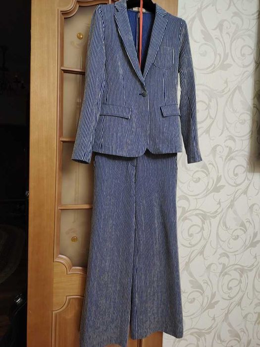 Продам костюм брючный Италия CAPOBIANCO