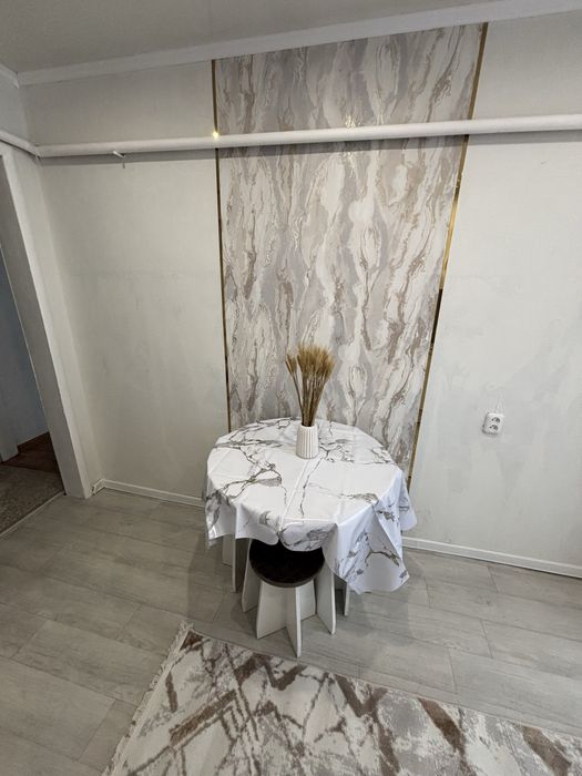 Продам стол кухонный с табуретами