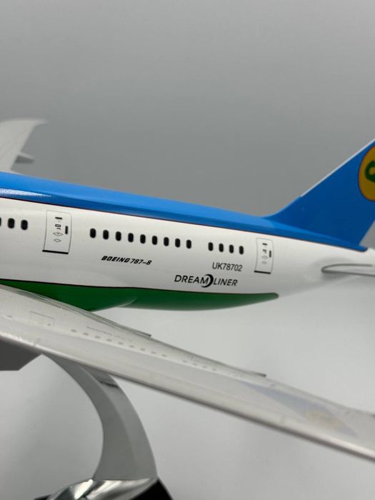 Самолет Boeing 787-8 Dream Liner Uzbekistan Airways отличный подарок