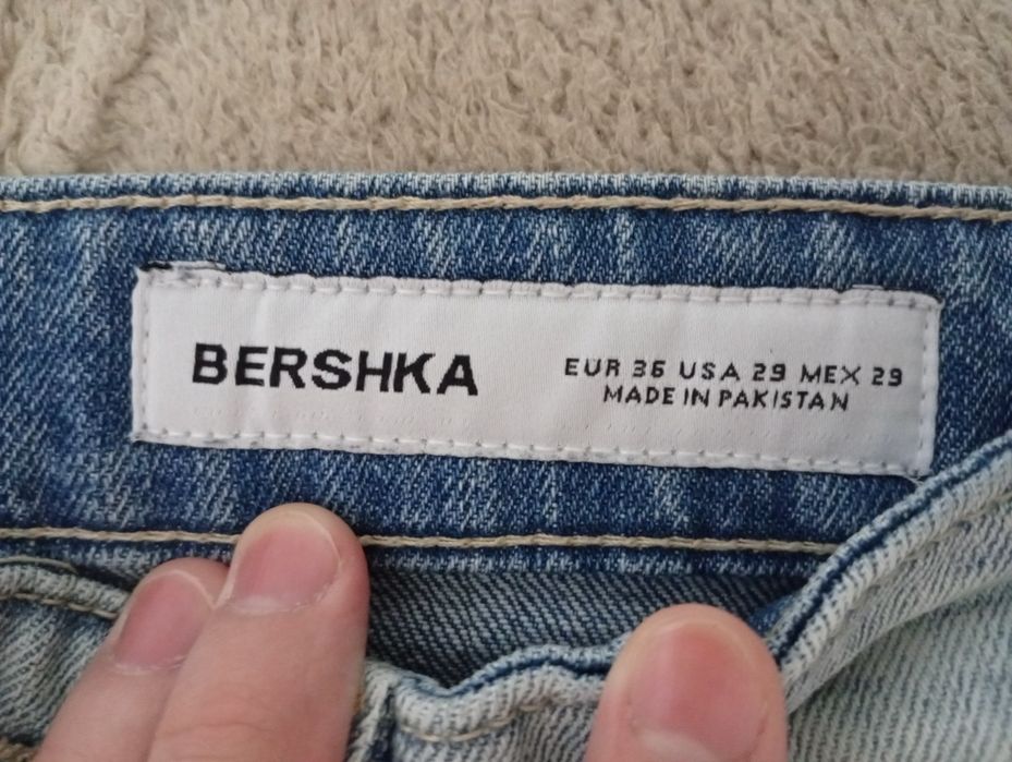 Джинсы клёш светло-голубые BERSHKA
