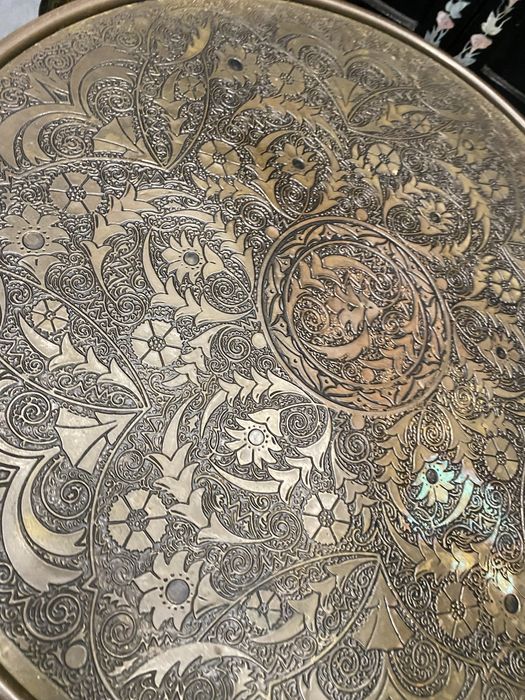 Ориенталска маса с ръчно гравиран месингов плот 1930 г помощна маса