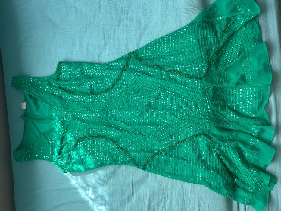 Продават се- червената рокля 20 лв, зелената -30лв, дънките- 15лв