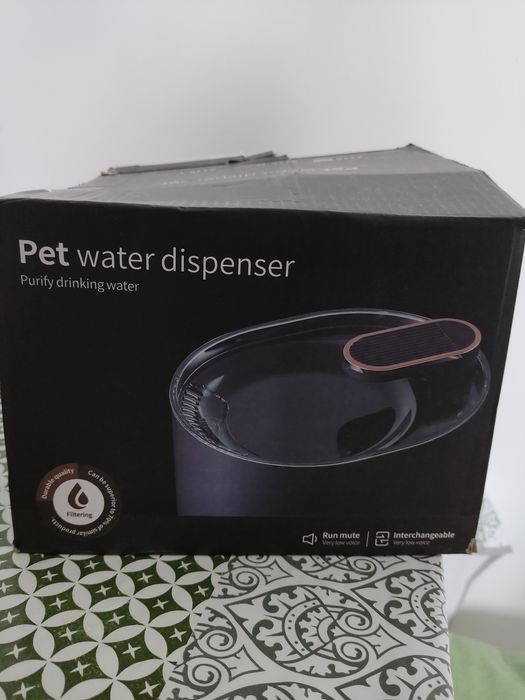 Dozator de apă pentru câini și pisici