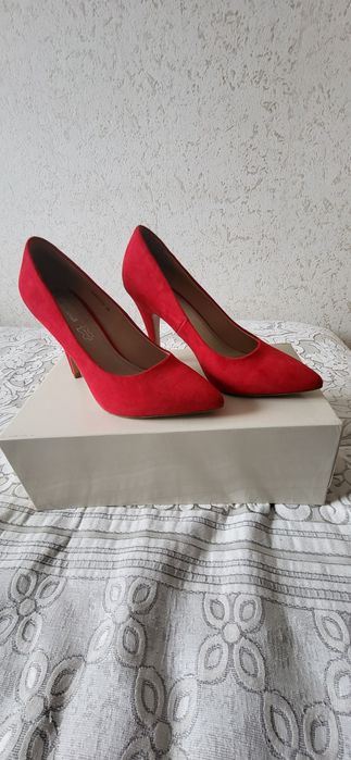 Продам красные туфли