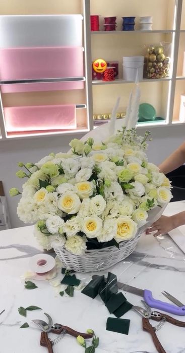 Цветы корзина белые розы