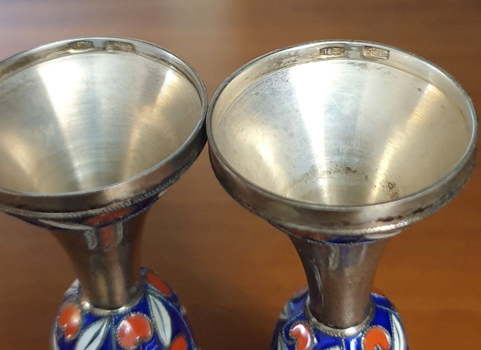 Рюмки, солонка, ножи