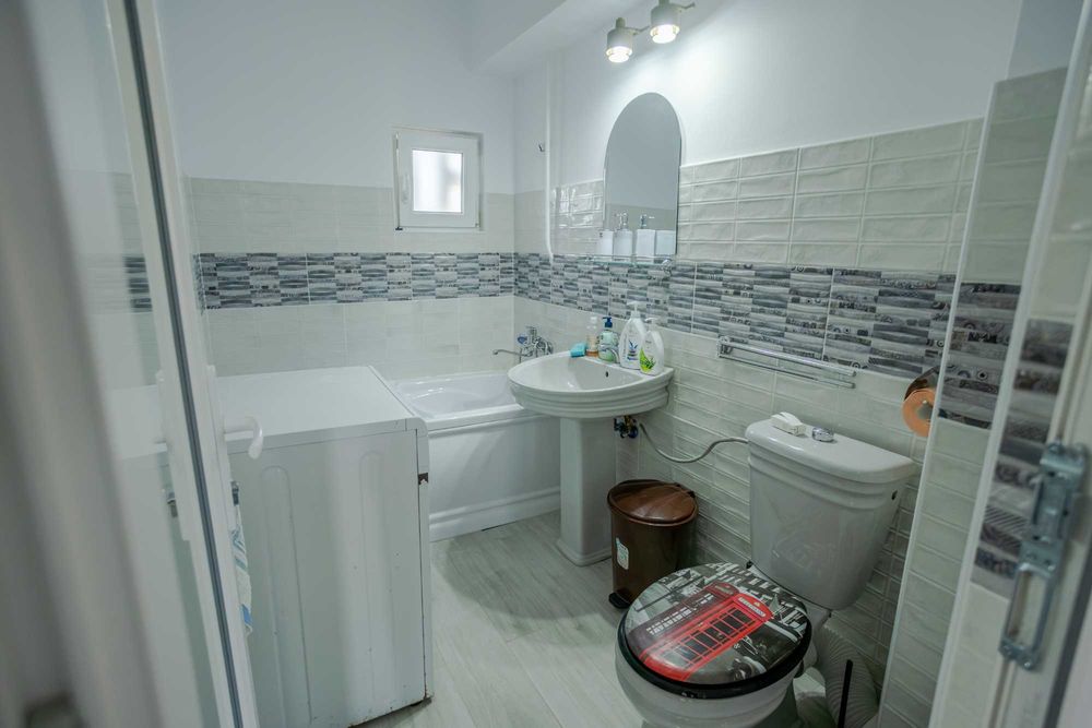 Proprietar vând apartament 3 Camere Ultracentral Mangalia, Etaj 2/4, Centrală
