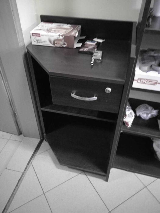 Мебели за магазин втора употреба