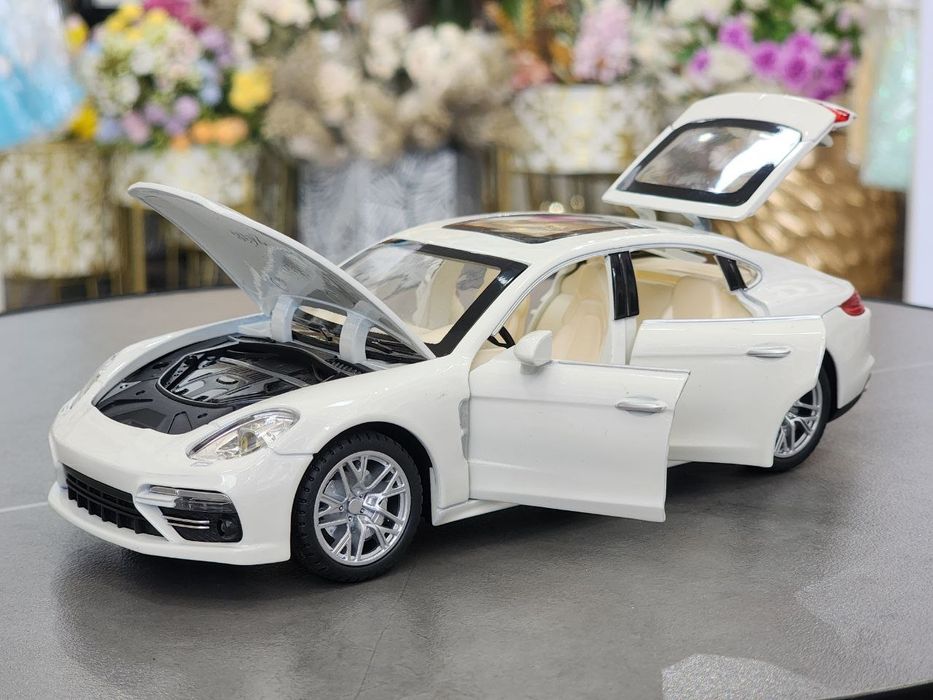 Porsche Panamera 1:24 o'yinchoq mashina