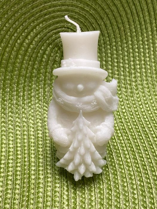 Ръчно правени коледни свещи