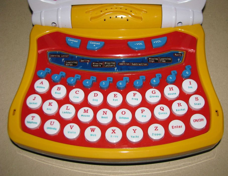 Играчка детски Компютър Лаптоп на батерии, съвсем запазен