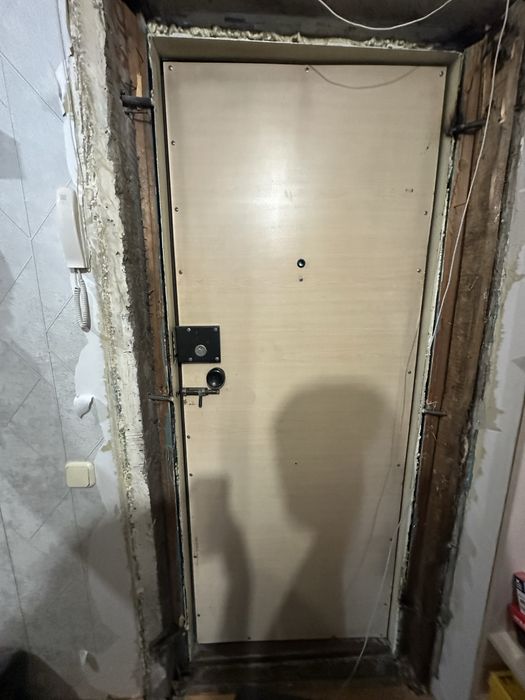 Дверь железная, входная