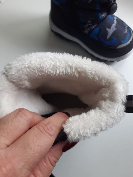 Vând ghete pentru copii