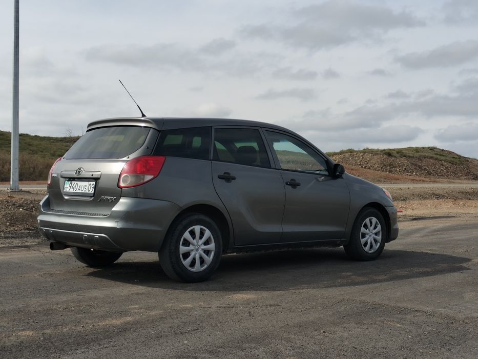 Toyota matrix 2004 года.
