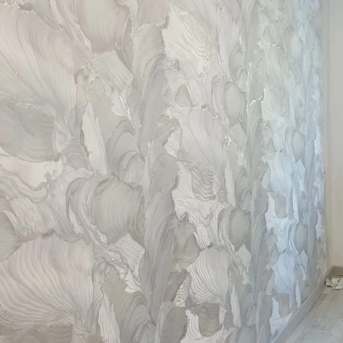 Поклейка обоев и галтели.