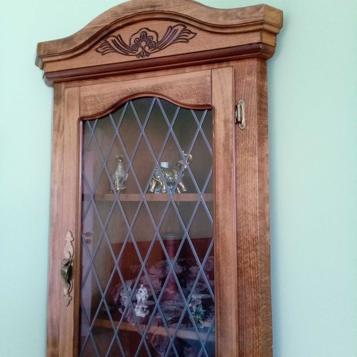 Античен ъглов витринен шкаф във викториански стил