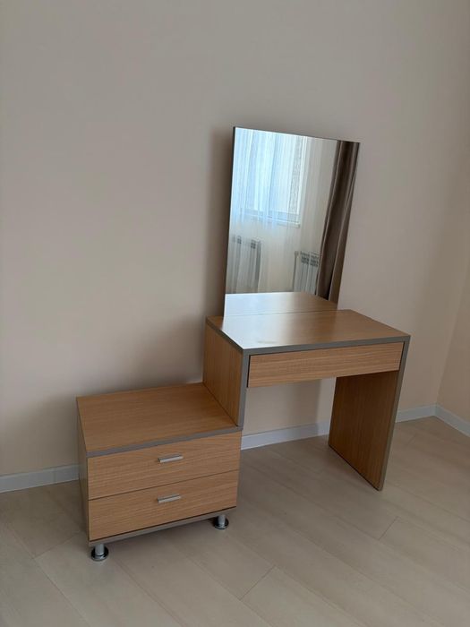 Кровать с матрасом и столиком