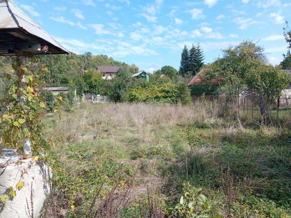 Casa de vânzare și teren